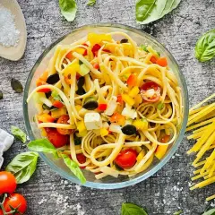 Frischer Spaghettisalat mit Joghurt, bunten Paprika, Tomaten und Feta. Ein leichter Genuss!