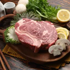 Rohes Rindersteak mit Pilzen, Zitrone und Kräutern. Wie lange kann man Rindfleisch einfrieren? Gut verpackt hält es Monate.