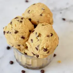 Schüssel voller leckerer low carb cookie dough Kugeln mit Schokostückchen, bereit zum Backen oder Naschen.