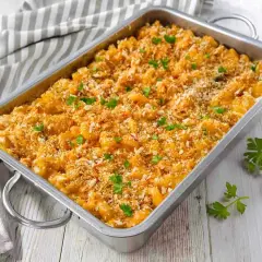 Ein goldbrauner, veganer Auflauf schnell zubereitet, mit knuspriger Kruste und frischer Petersilie garniert.
