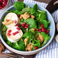 Feldsalat mit Ziegenkäse, Granatapfelkernen und Walnüssen – ein festlicher Genuss, der perfekt zum Weihnachten passt.