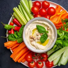 Bunte Gemüsesticks mit Hummus – ein köstliches veganes Fingerfood. Karotten, Gurken, Paprika, Sellerie, Tomaten und Chili laden zum Dippen ein.