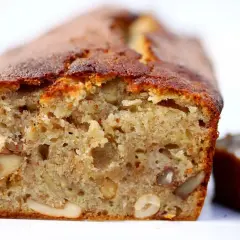 Ein saftiges Bananenbrot mit Nüssen, perfekt zum Lagern und Genießen.
