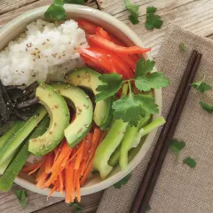 Bunte vegane Sushi Bowl mit Reis, Avocado, Karotten, Gurke, Paprika und Nori. Ein gesunder Genuss!