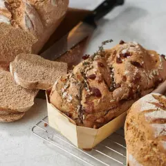 Verschiedene Brote, darunter ein Körnerbrot, das welches Brot hat am wenigsten Kohlenhydrate?