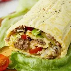 Herzhaftes Röllchen aus Ei mit Hackfleisch, Salat und Tomaten – leckere Hauptgerichte ohne Kohlenhydrate.