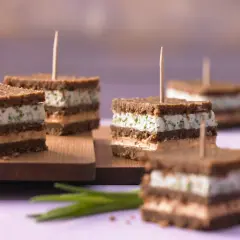 Kleine, gestapelte Sandwiches mit Frischkäse und Kräutern, perfekt als low carb Fingerfood für jede Party.