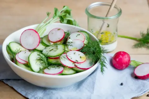 Frischer gurke radieschen salat mit Dill und einer leichten Vinaigrette, bereit zum Genießen.