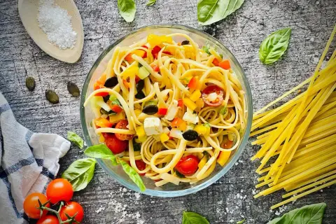 Frischer Spaghettisalat mit Joghurt, bunten Paprika, Tomaten und Feta. Ein leichter Genuss!