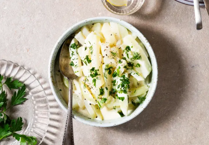 Kohlrabi-Gemüse in cremiger Soße, garniert mit frischen Kräutern. Eine köstliche low carb Option.