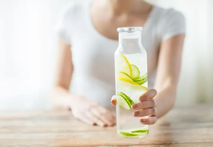 Erfrischendes Wasser mit Zitrone und Gurke für einen gesunden Detox Day.