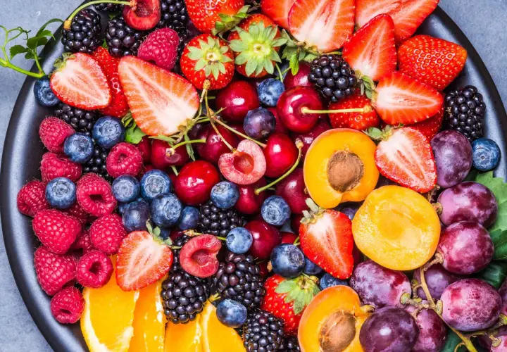 Beeren wie Himbeeren, Blaubeeren und Erdbeeren sind gute Optionen, wenn Sie wissen möchten, welches Obst am wenigsten Kohlenhydrate hat.
