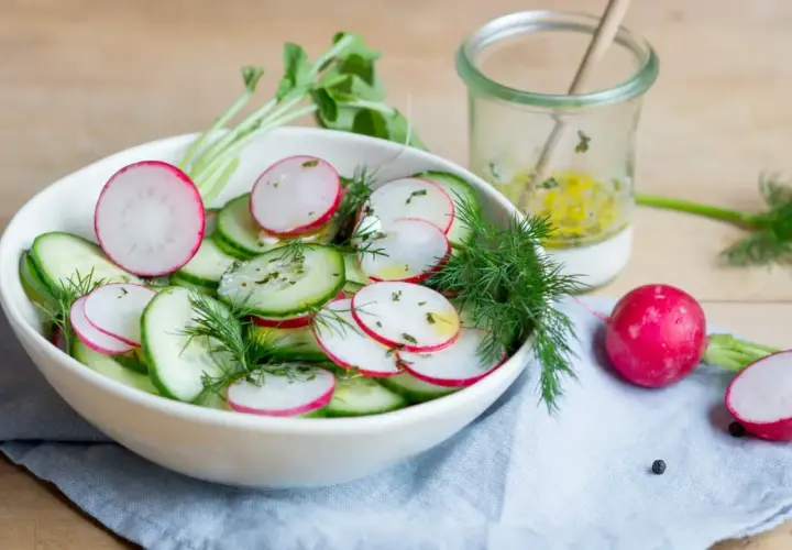 Frischer gurke radieschen salat mit Dill und einer leichten Vinaigrette, bereit zum Genießen.