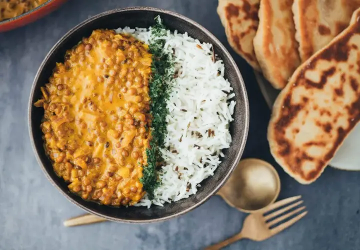 Herzhaftes veganes Linsendal mit Basmatireis und Fladenbrot.