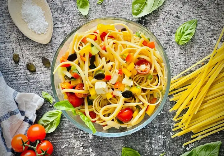 Frischer Spaghettisalat mit Joghurt, bunten Paprika, Tomaten und Feta. Ein leichter Genuss!
