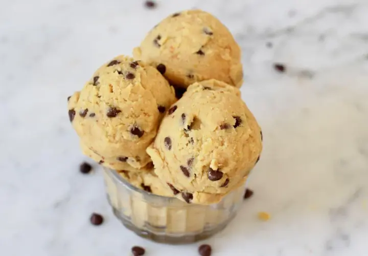 Schüssel voller leckerer low carb cookie dough Kugeln mit Schokostückchen, bereit zum Backen oder Naschen.