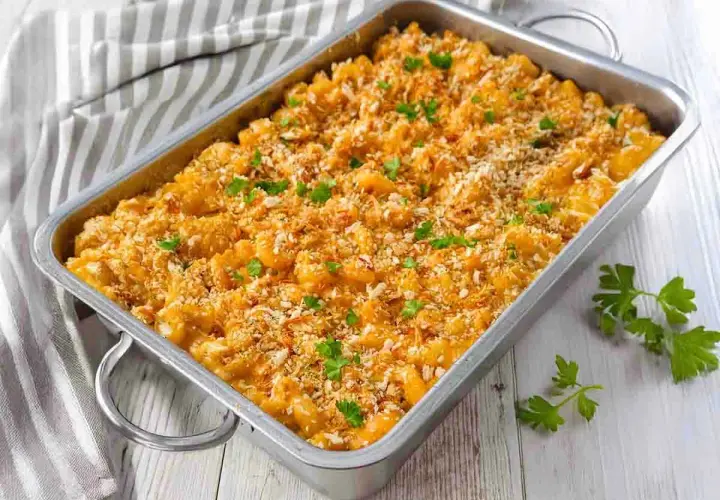 Ein goldbrauner, veganer Auflauf schnell zubereitet, mit knuspriger Kruste und frischer Petersilie garniert.