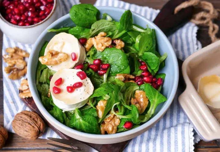 Feldsalat mit Ziegenkäse, Granatapfelkernen und Walnüssen – ein festlicher Genuss, der perfekt zum Weihnachten passt.