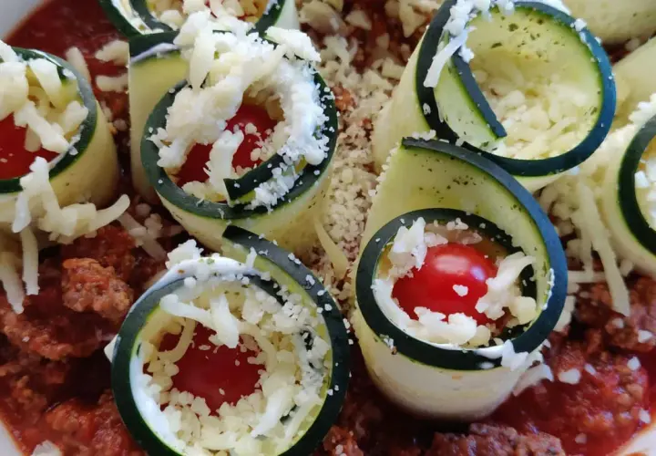 Zucchini-Röllchen mit Hackfleisch und Tomaten, überbacken mit Käse. Ein leckerer hackfleischauflauf low carb.
