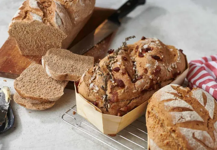 Verschiedene Brote, darunter ein Körnerbrot, das welches Brot hat am wenigsten Kohlenhydrate?