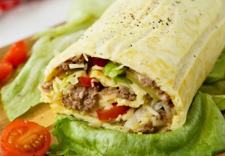 Herzhaftes Röllchen aus Ei mit Hackfleisch, Salat und Tomaten – leckere Hauptgerichte ohne Kohlenhydrate.