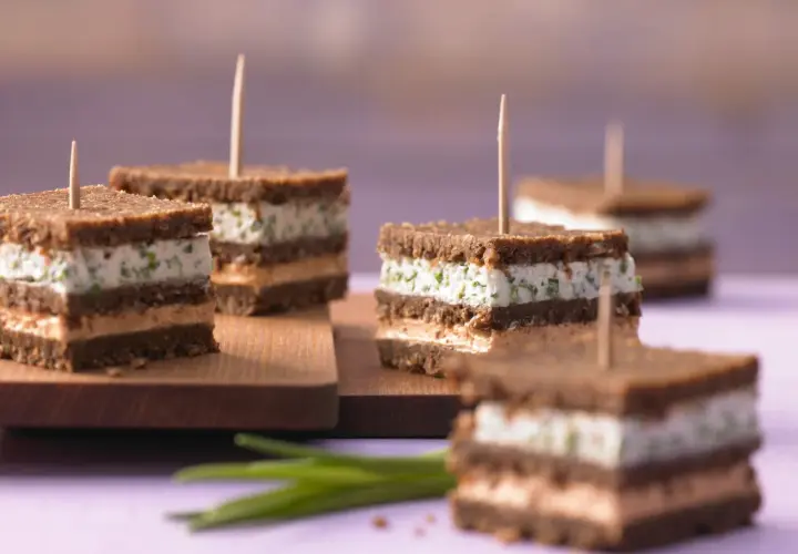 Kleine, gestapelte Sandwiches mit Frischkäse und Kräutern, perfekt als low carb Fingerfood für jede Party.