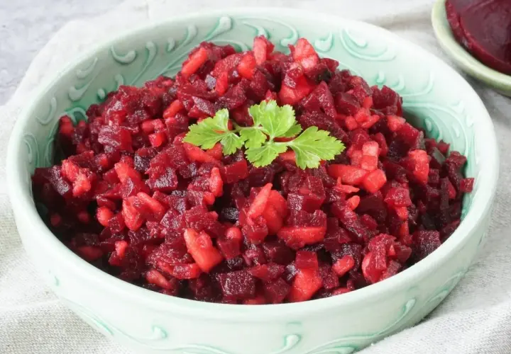 Rote Bete Salat mit Apfelstücken, garniert mit Petersilie. Ein leichter und gesunder Genuss, perfekt für Weight Watchers.