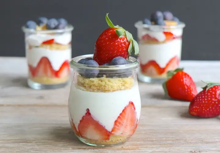 Erdbeeren-Dessert im Glas mit Joghurt und Blaubeeren, eine köstliche low carb Option.