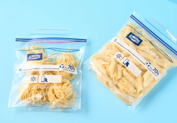 Zwei wiederverschließbare Beutel mit gekochten Nudeln: Spaghetti und Penne. Perfekt zum gekochte nudeln aufbewahren.