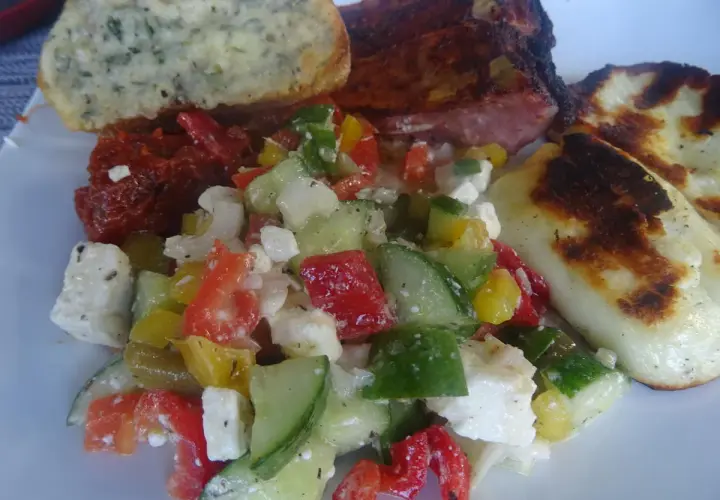 Frischer Paprika Gurken-Salat mit Feta, dazu gegrilltes Fleisch und Brot. Ein Genuss!
