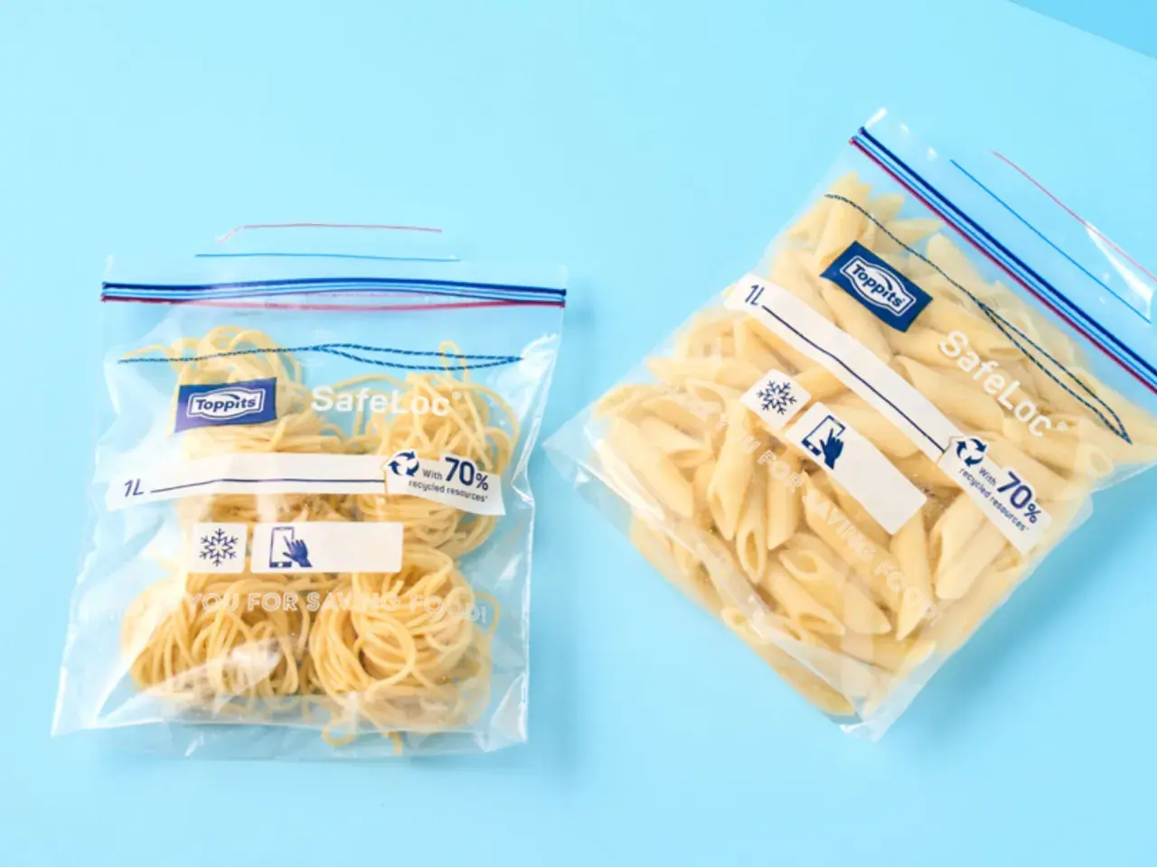 Zwei wiederverschließbare Beutel mit gekochten Nudeln: Spaghetti und Penne. Perfekt zum gekochte nudeln aufbewahren.
