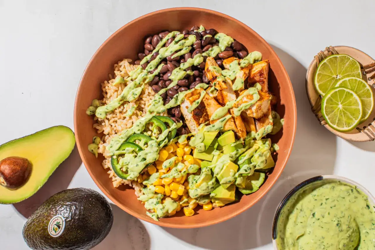 Bunter Hähnchen-Bowl mit Reis, schwarzen Bohnen, Mais, Avocado und Jalapeños. Perfekt für low carb rezepte!