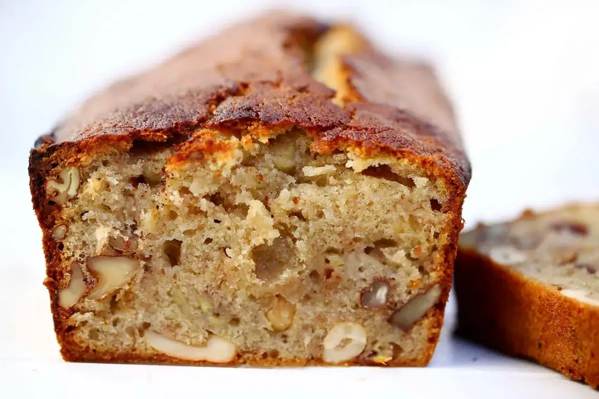 Ein saftiges Bananenbrot mit Nüssen, perfekt zum Genießen oder um es zu lagern.
