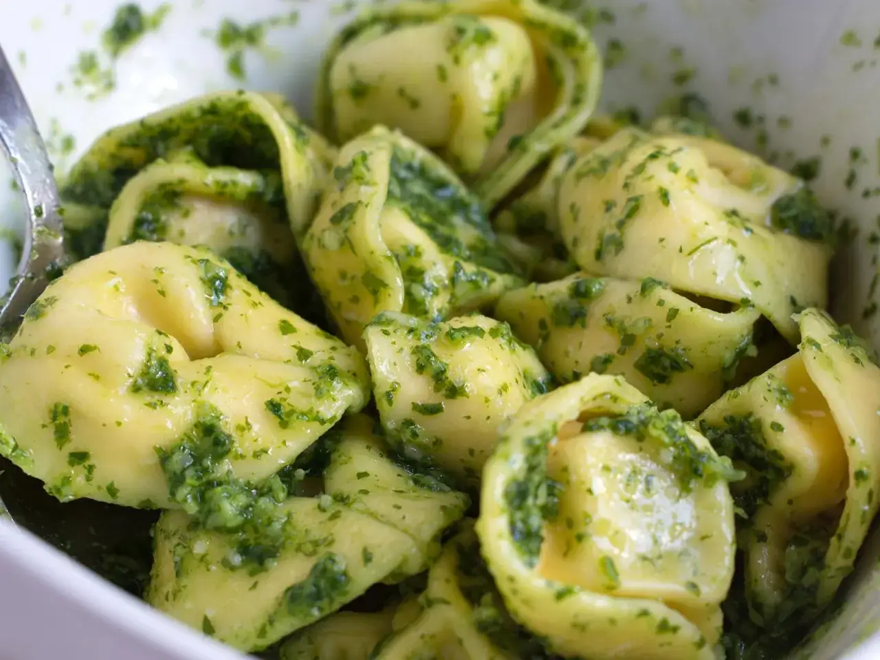 Frische Tortelloni mit selbstgemachtem veganem Pesto. Ein köstliches Gericht, das Lust auf mehr macht.