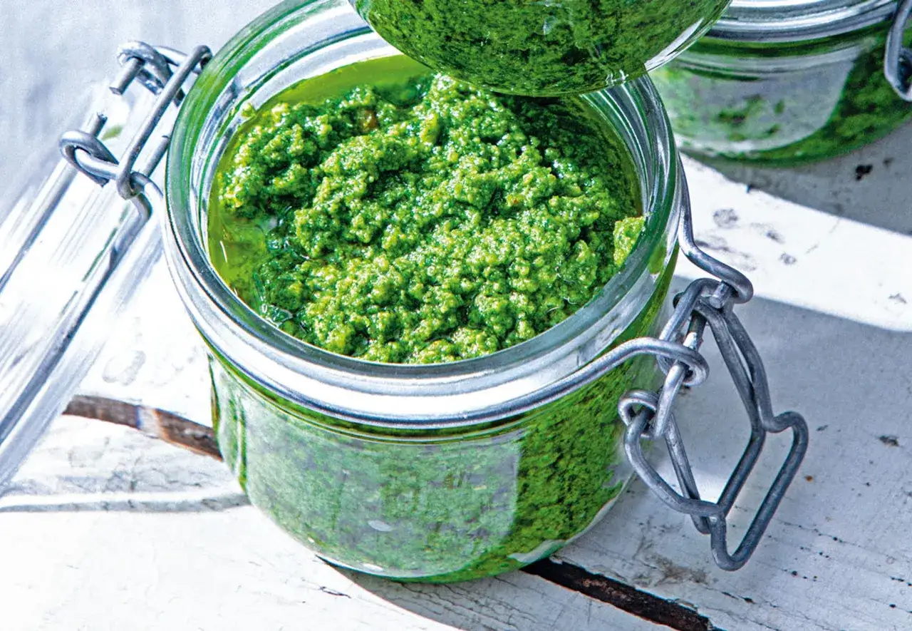 Frisches, grünes, veganes Pesto selber machen und in einem Bügelglas aufbewahren. Perfekt für Pasta oder Brot.