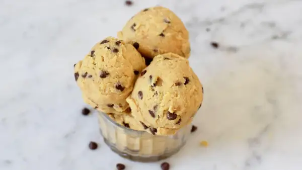 Schüssel voller leckerer low carb cookie dough Kugeln mit Schokostückchen, bereit zum Backen oder Naschen.