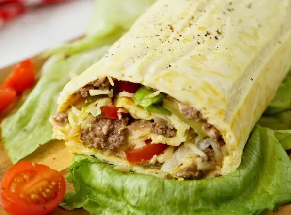 Herzhaftes Röllchen aus Ei mit Hackfleisch, Salat und Tomaten – leckere Hauptgerichte ohne Kohlenhydrate.