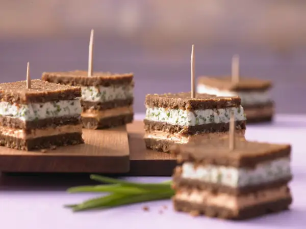 Kleine, gestapelte Sandwiches mit Frischkäse und Kräutern, perfekt als low carb Fingerfood für jede Party.